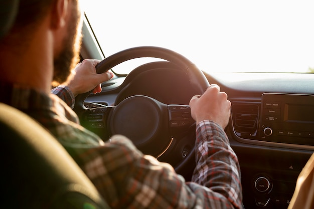 Free photo man driving with his girlfriend