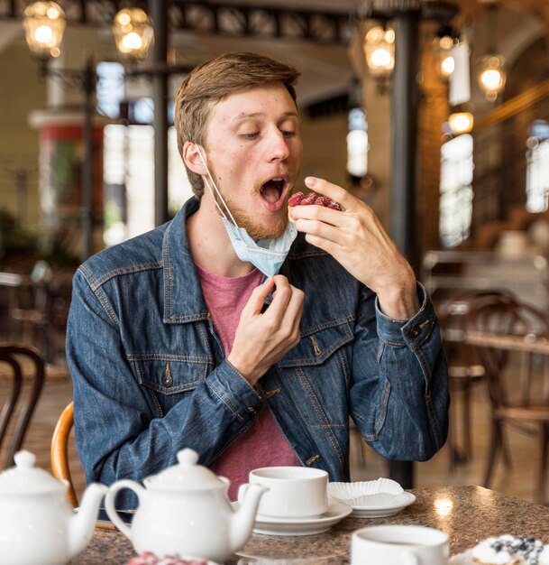 Man eating some cake at the restaurant