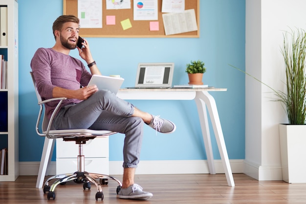 Free photo man in the home office