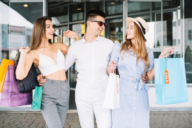 Free photo man hugging his girlfriends