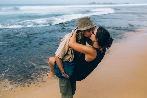 Free photo man kissing girlfriend on hands