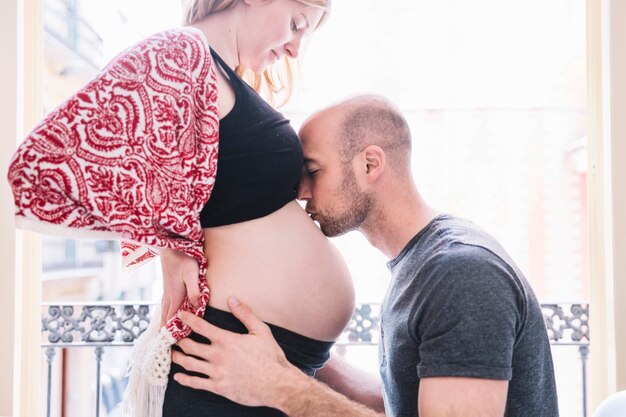 Man kissing pregnant woman