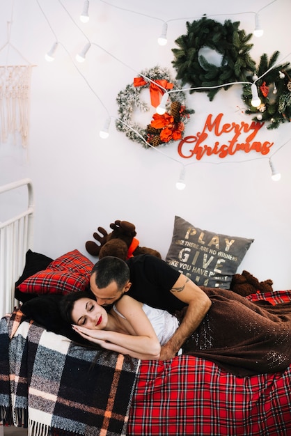 Free photo man kissing sleeping woman