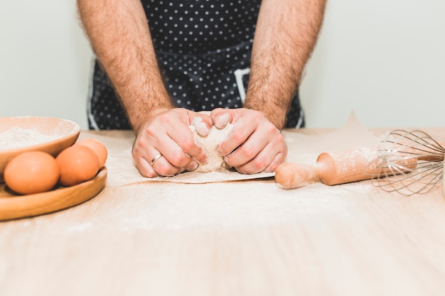 Free photo man kneading fresh dough