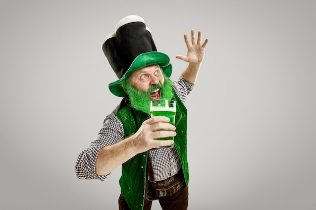 Free photo a man in a leprechaun hat at studio he celebrates st patricks day