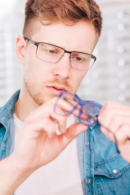 Free photo man looking for new glasses at optometrist