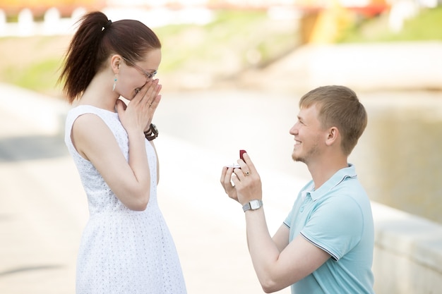 Free photo a man offering his hand to his beloved woman