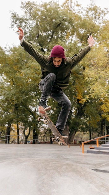 Free photo man outdoors with skateboard