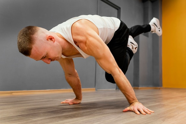 Free photo man performing breakdance