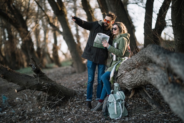 Free photo man pointing at direction outdoors