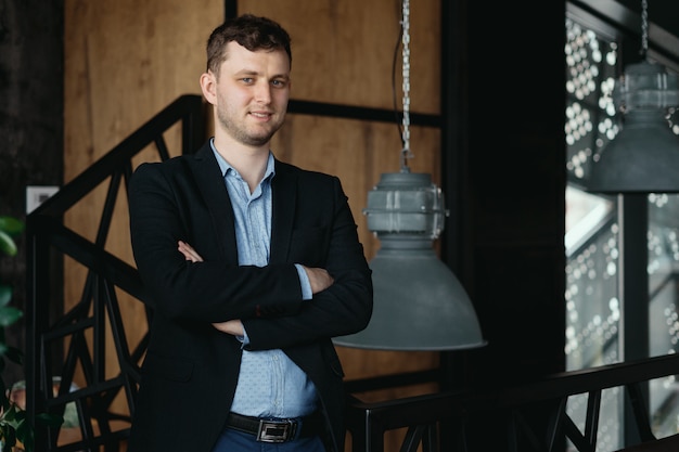 Free photo man portrait posing in a loft modern space