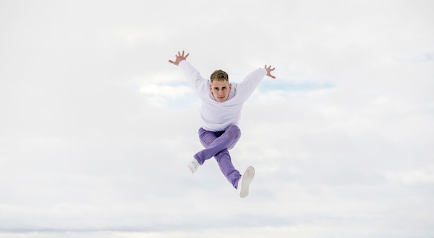 Free photo man posing while dancing hip hop