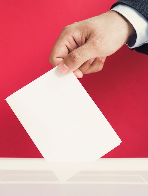 Free photo man putting an empty ballot in a box mock-up