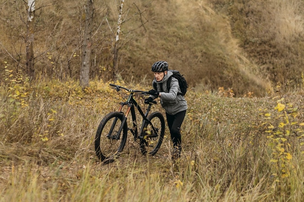 Free photo man riding a bike on mountain path