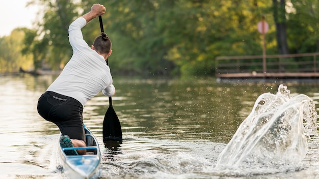 Free photo man rowing full shot