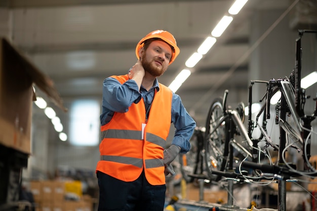 Free photo man in safety equipment at his workplace