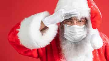 Free photo man in santa costume wearing medical mask