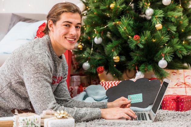 Free photo man shopping online for christmas