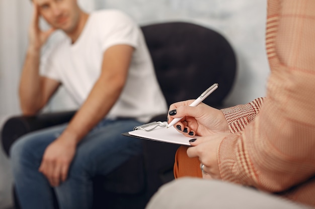 Free photo man sitting in the psychologist's office and talking about problems