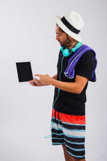 Free photo man in summer wear presenting tablet