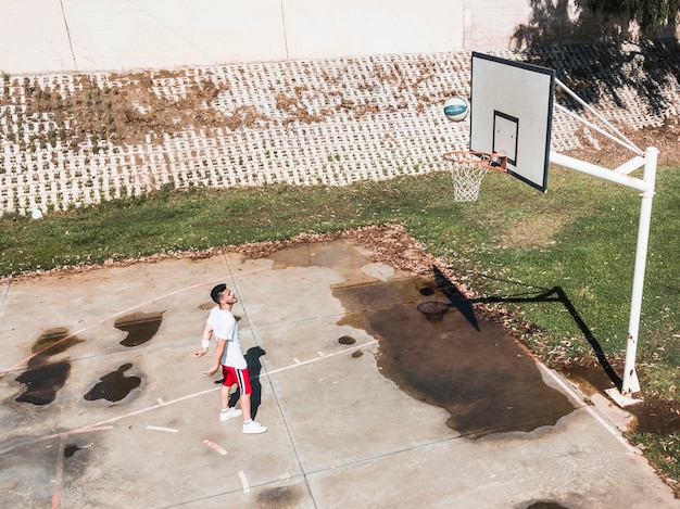 Man throwing basketball in the hoop