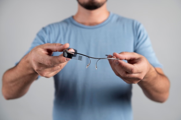 Free photo man using a pair of smart glasses