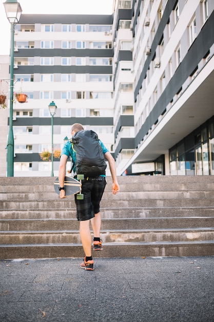 Free photo man using skateboard