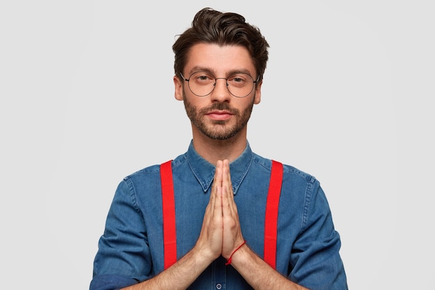 Free photo man wearing denim shirt and red suspenders