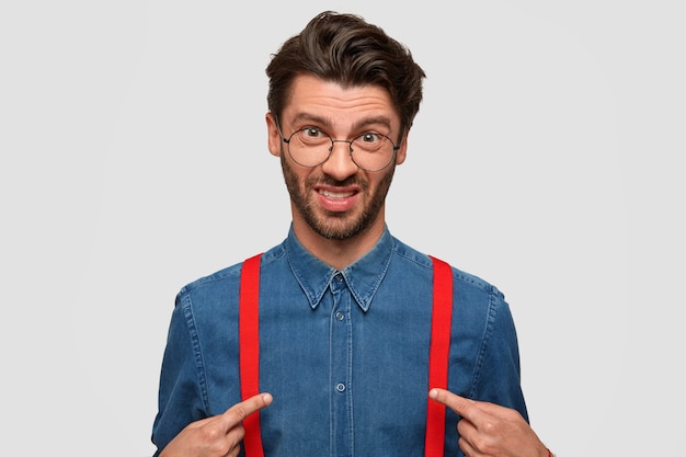 Free photo man wearing denim shirt and red suspenders