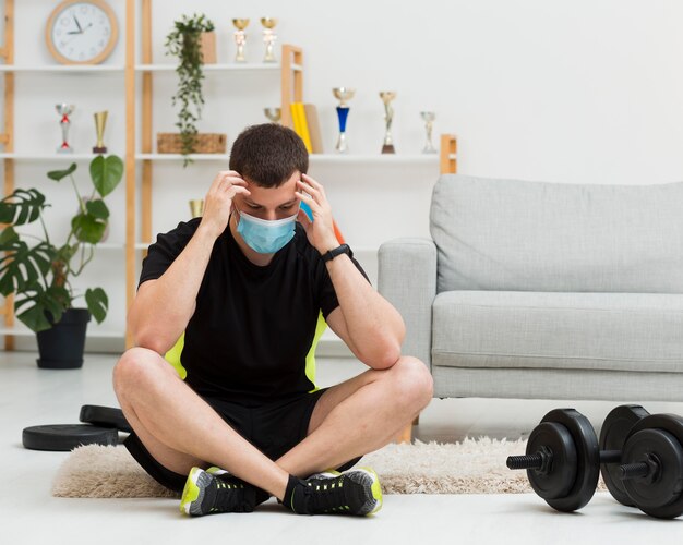 Man wearing a medical mask while wearing sportswear