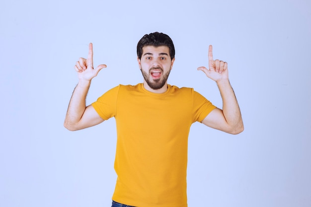 Free photo man with beard showing loser hand sign.