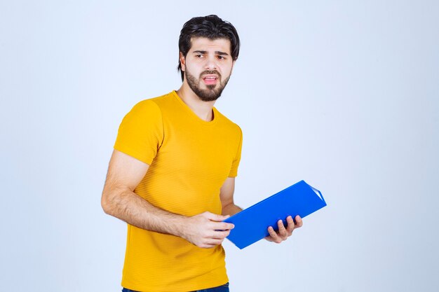 Man with a blue folder looks confused or unexperienced.