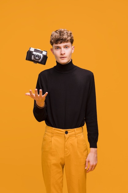 Free photo man with a camera in a yellow scene