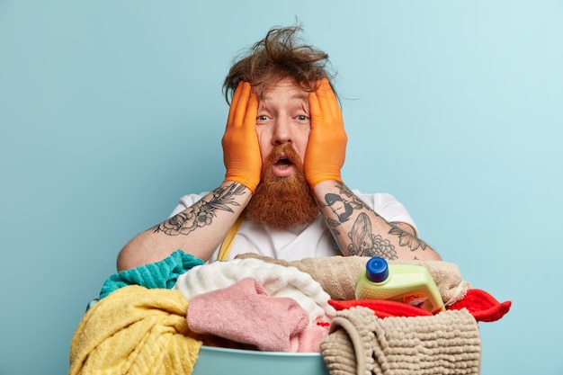 Free photo man with ginger beard doing laundry