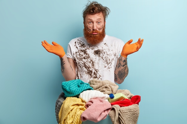 Free photo man with ginger beard doing laundry