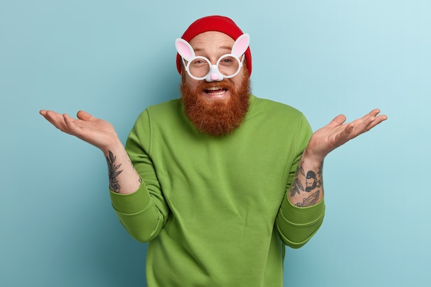 Free photo man with ginger beard wearing colorful clothes