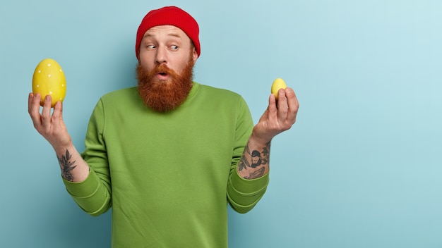 Free photo man with ginger beard wearing colorful clothes