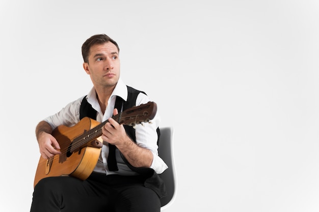 Free Photo man with guitar in studio copy space