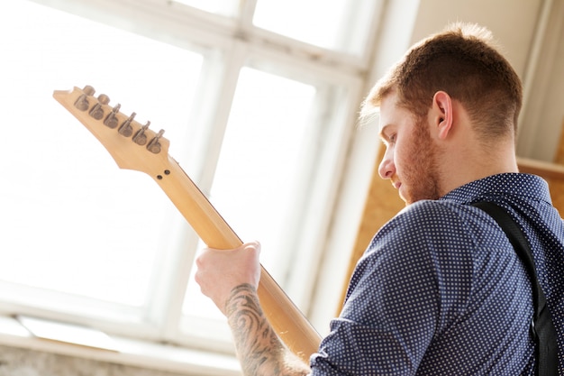 Free Photo man with guitar