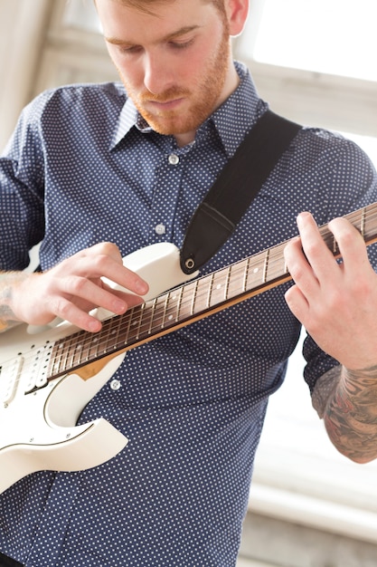 Free photo man with guitar