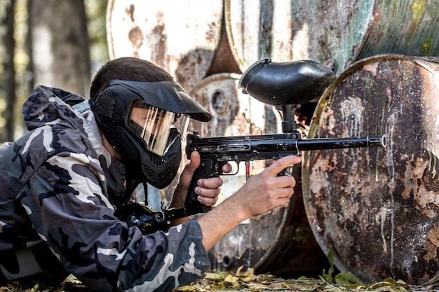 Free photo a man with a gun playing paintball.