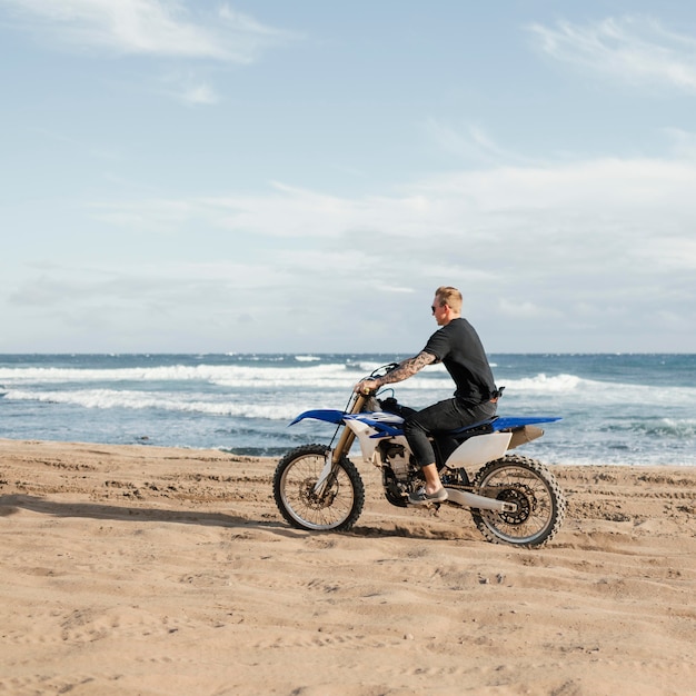 Free photo man with motorcycle in hawaii