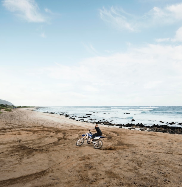 Free photo man with motorcycle in hawaii