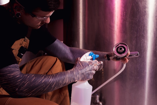 Free photo man with tattoos producing craft beer