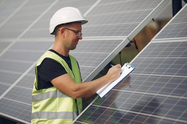 Free Photo man with white helmet near a solar panel