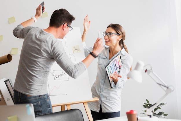 Free photo man and woman arguing at office