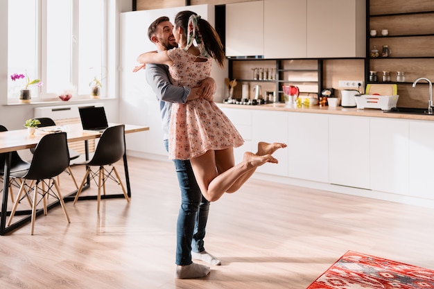 Free photo man and woman dancing in a modern interior