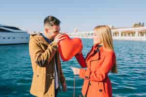 Free photo man and woman on date with balloon