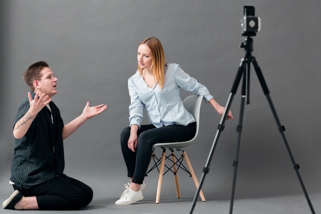 Free photo man and woman posing in a studio