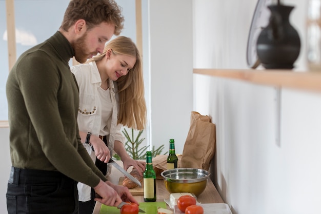 Free photo man and woman preparing lunch